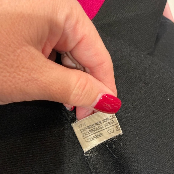 Louis Feraud Elegant Black Cape with Vibrant Pink Accent - Picture 14 of 15